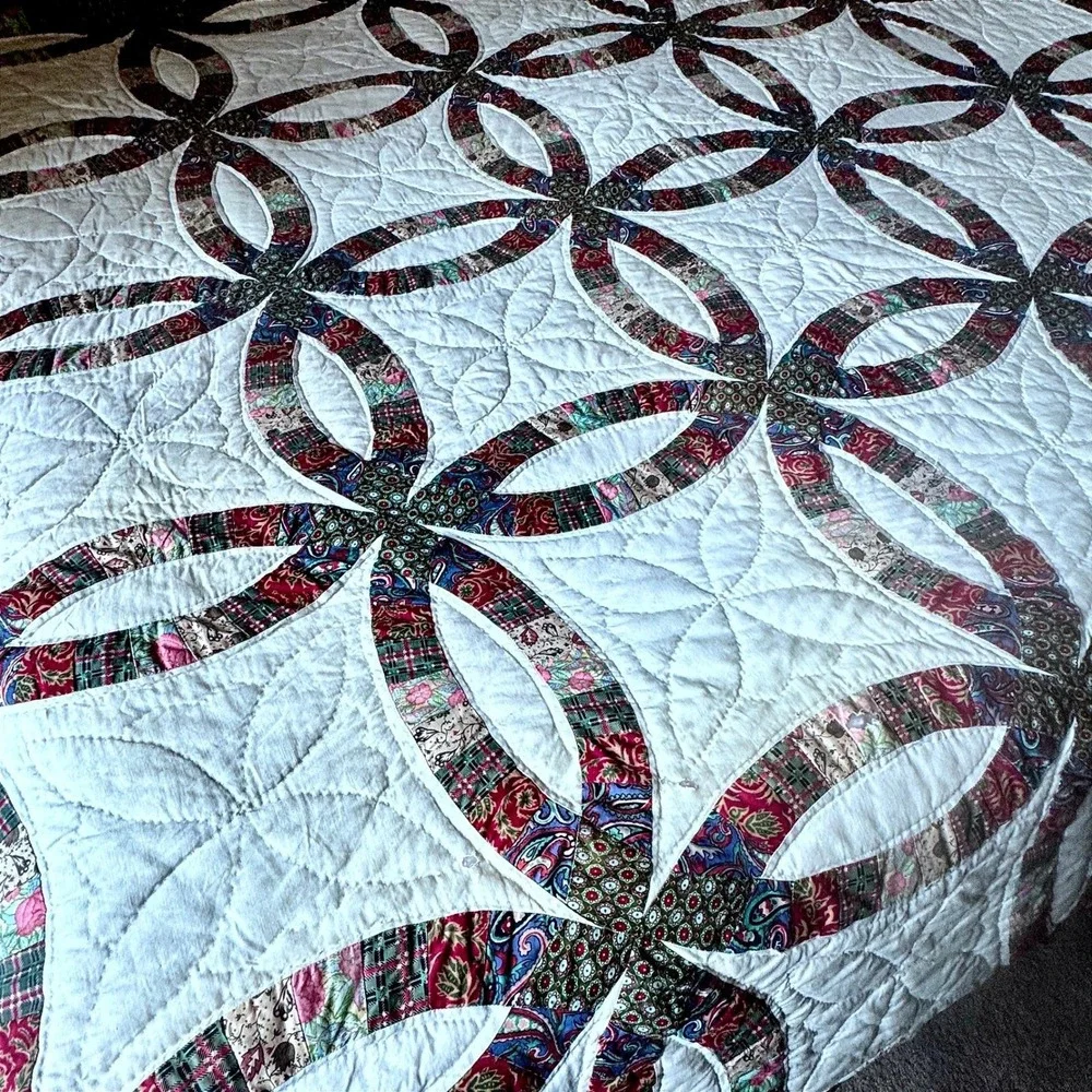 Double Wedding‎ Ring Quilt Vintage Hand Quilted Scalloped Edge Cottagecore